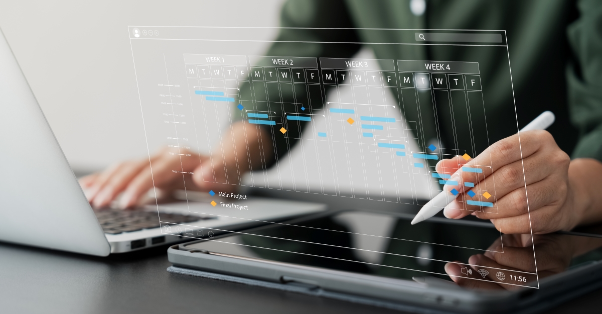 Person arbeitet mit digitalem Zeitplan und Projektübersicht auf transparentem Bildschirm, symbolisiert Planung und Lieferüberwachung.